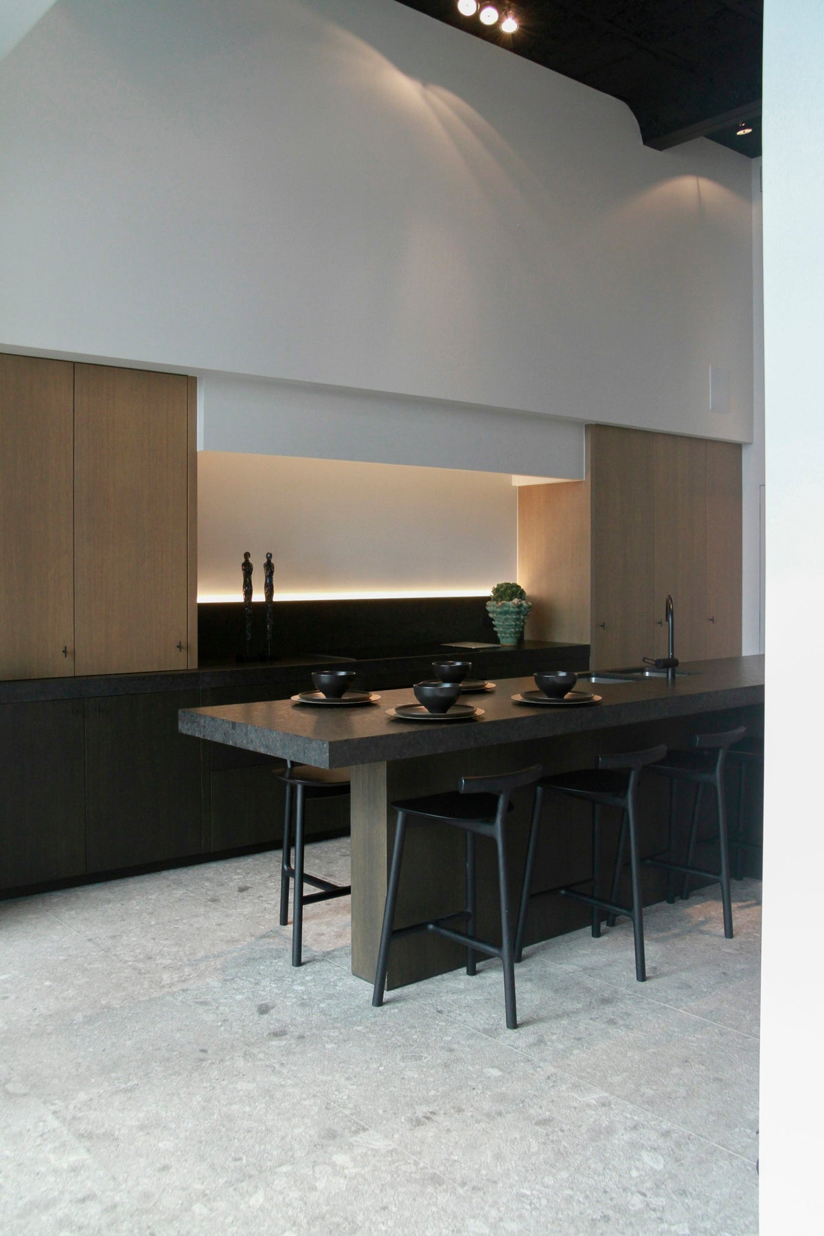 Wood flat-panel kitchen cabinets