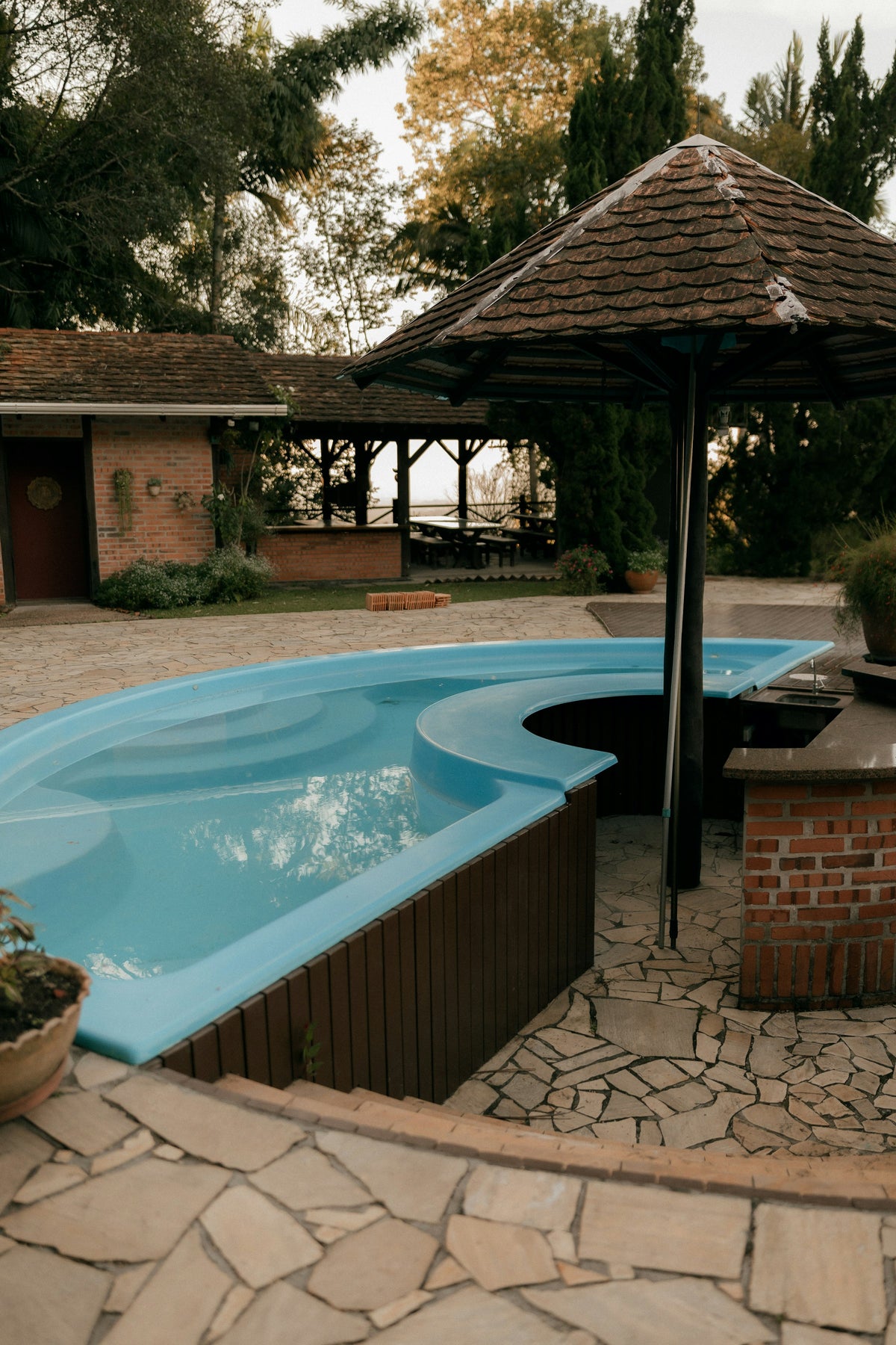 Curved swimming pool with an outdoor bar